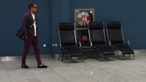 Marek Dalík na pražském letišti den před nástupem do vězení