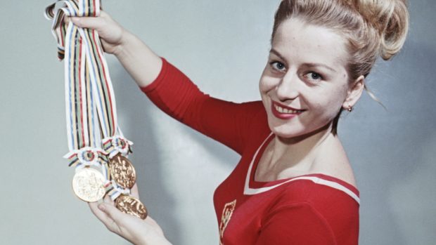 Věra Čáslavská se zlatými olympijskými medailemi