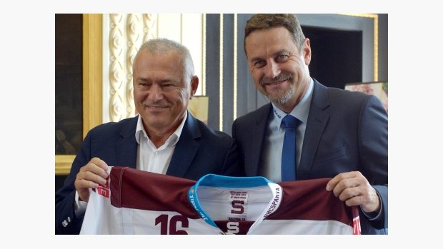 Nový majitel hokejové Sparty Petr Bříza (vpravo)