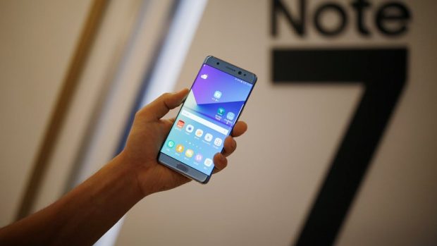 Samsung zastavuje kvůli problémům s bateriemi prodej smartphonů Galaxy Note 7