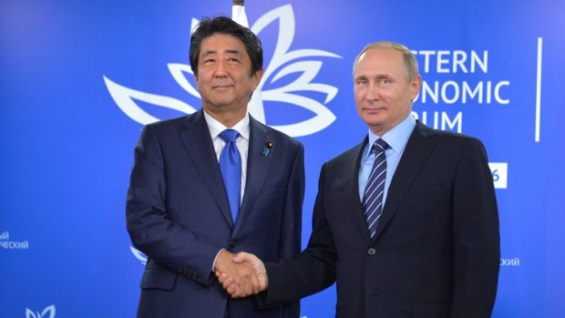 Ruský prezident Vladimír Putin se na Východním ekonomickém fóru ve Vladivostoku setkal s japonským premiérem Šinzó Abem