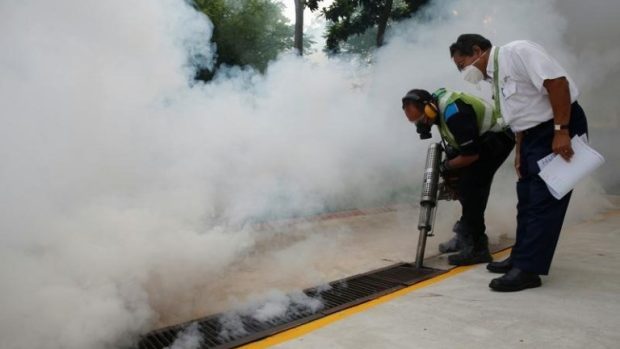 Dezinfekce kontaminované kanalizace ve čtvrti v  Singapuru, kde byly objeveny případy nákazy viru zika