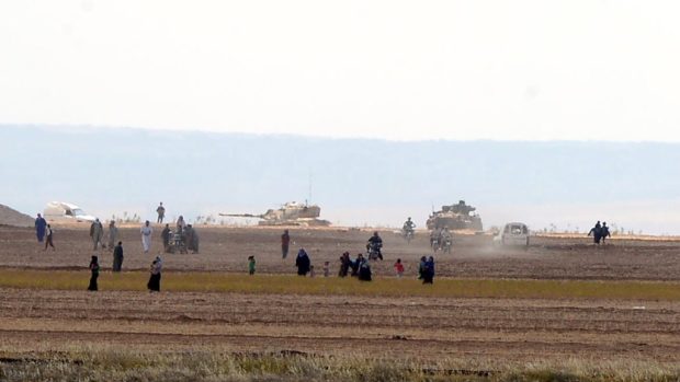 Syřané s tureckými tanky za zády