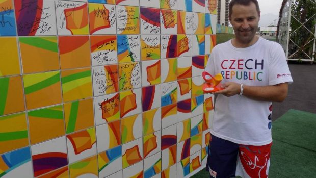 Roman Suda podepsal v Riu českou paralympijskou výpravu na zeď slávy, kde se podepisují všechny přivítané týmy