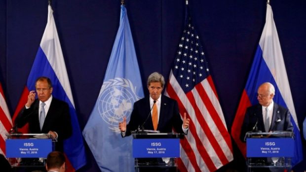 Ministři zahraničí USA a Ruska Sergej Lavrov (vlevo) a John Kerry (uprostřed) na jednání při summitu G20