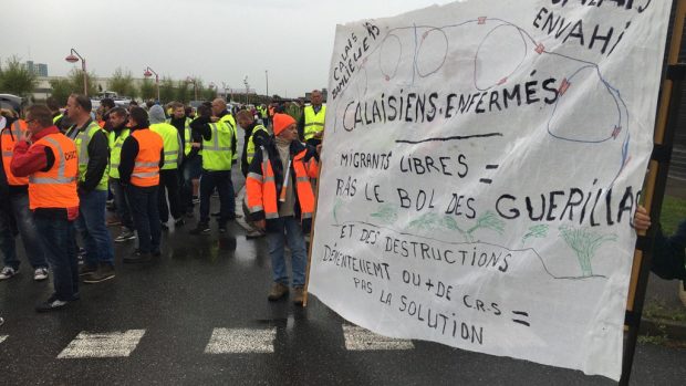 Obyvatelé Calais v lidském řetězu požadují zrušení uprchlického tábora