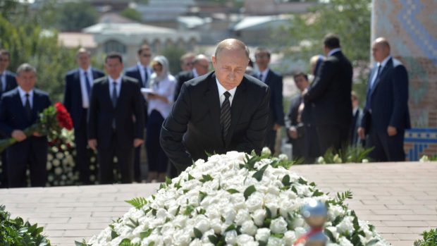 Vladimir Putin přiletěl do uzbeckého Samarkandu, kde uctil památku zesnulého prezidenta Islama Karimova