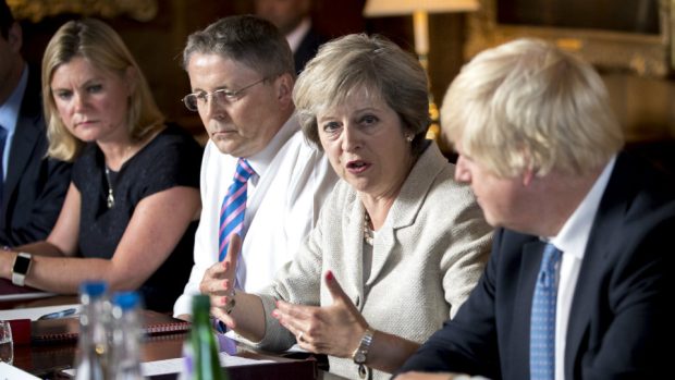 Britská premiérka Theresa Mayová na zasedání kabinetu