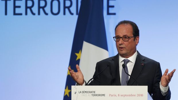 Prezident Francois Hollande během svého projevu o terorismu.