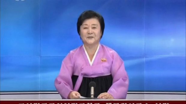 Hlasatelka severokorejské státní televize KRT oznamuje úspěšný jaderný test.