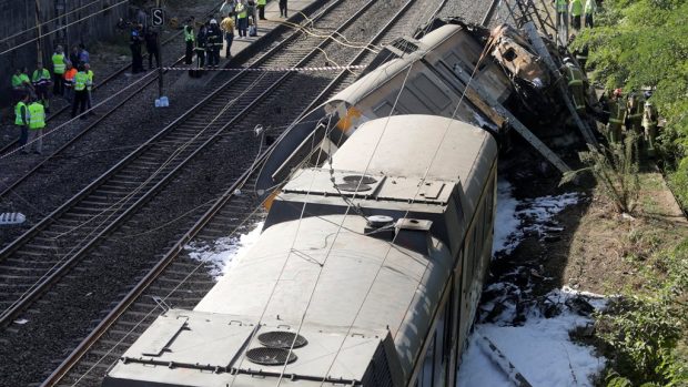 Na místě nehody španělského vlaku je mnoho zraněných. Zasahují hasiči