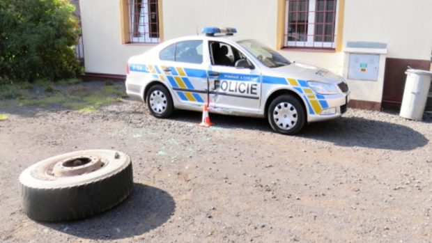 Uvolněná pneumatika poškodila policejní auto
