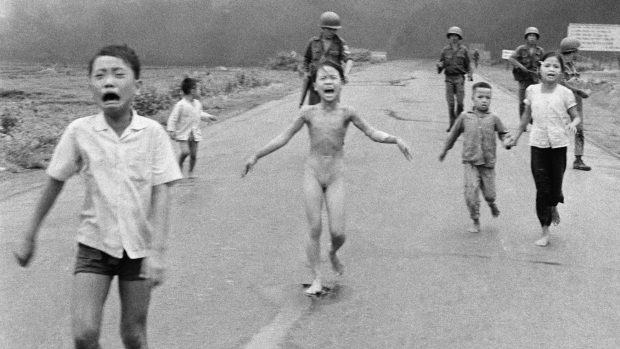 Slavná fotografii nahé vietnamské dívky popálené napalmem