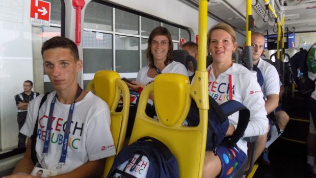 Paralympijská atletka Eva Berná (uprostřed) na cestě na sportoviště