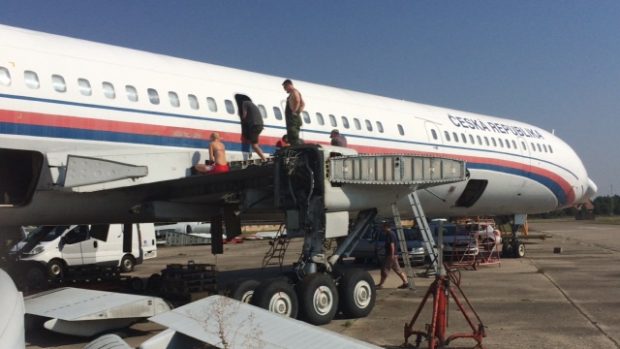 Dobrovolníci rozebírají dva vyřazené letouny Tu-154. Jeden ze strojů dopravil z Nagana zlaté hokejisty
