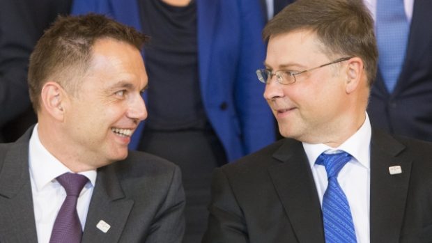 Slovenský ministr financí Peter Kažimír (vlevo) a místopředseda Evropské komise Valdis Dombrovskis na schůzce v Bratislavě