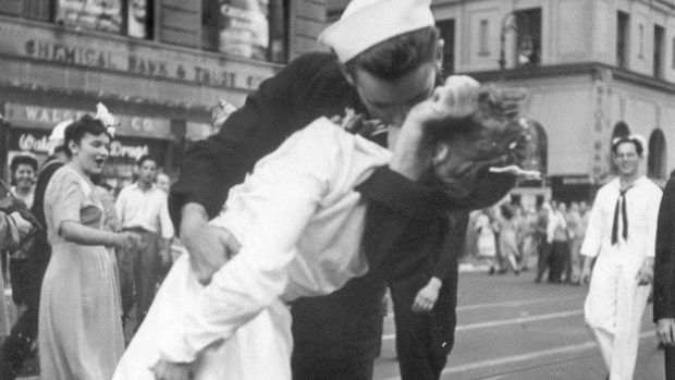 Slavná fotografie zachycuje americké oslavy konce druhé světové války.