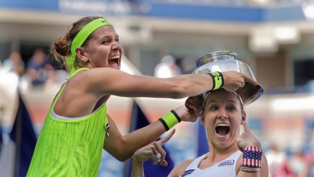 Lucie Šafářová se spoluhráčkou Bethanií Mattekovou-Sandsovou slaví titul z US Open