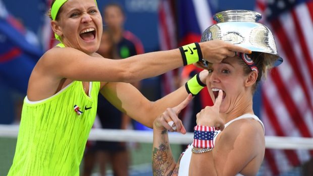 Lucie Šafářová a Bethanie Matteková-Sandsová si legraci udělaly i z finále grandslamového turnaje