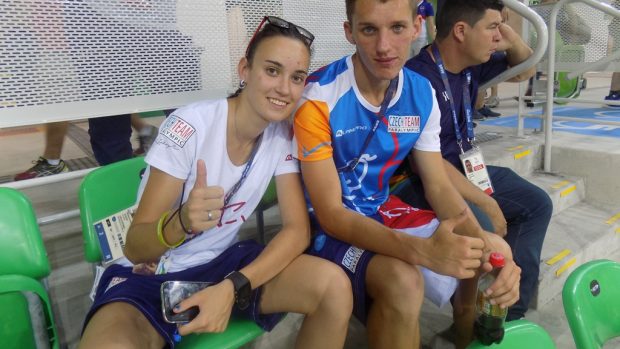Kateřina Husáková ve společnosti dalšího z atletů na paralympiádě Daniela Hýny