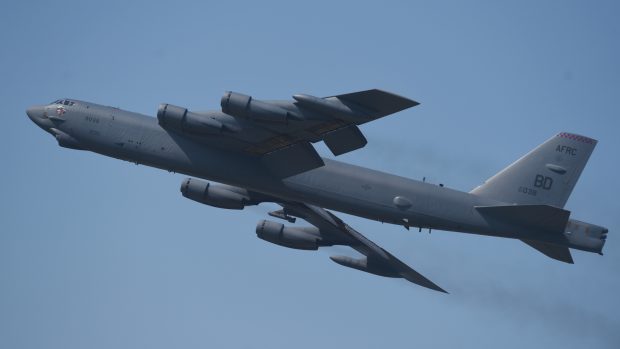 Americký bombardér B-52 Stratofortress při letu.