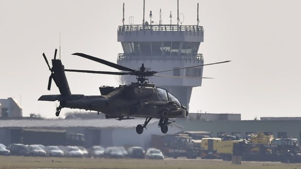 Průlet amerického vrtulníku AH-64 Apache během leteckého cvičení Ample Strike 2016