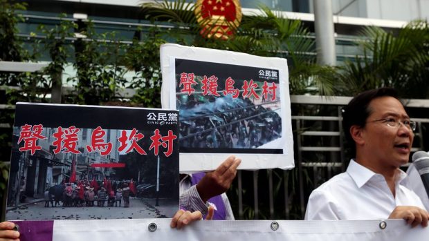 Podporu čínské vesnici Wu-kchan vyjádřili i demonstranti v Hong Kongu