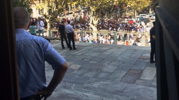 Soud v případu rvačky mezi místními a uprchlíky na Korsice provázel obrovský zájem veřejnosti