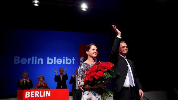 Kandidát SPD a současný primátor Berlína Michael Müller s manželkou