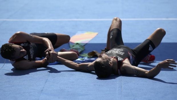 Triatlonoví bratři Brownleeovi spolu takhle finišovali na olympijských hrách v Riu