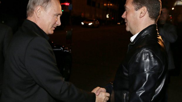 Triumf Kremlu. Vladimir Putin podává ruku premiérovi - a volebnímu lídrovi Jednotného Ruska - Dmitriji Medvedědovi.