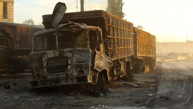 Trosky kamionu u syrského města Urm al-Kubra