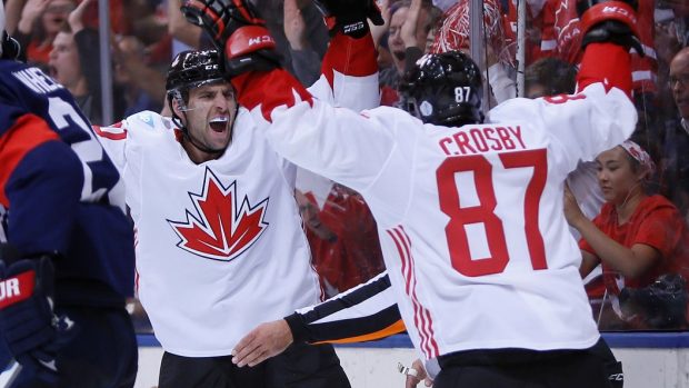 Toronto, Světový pohár v hokeji. Kanadští útočníci John Tavares a Sidney Crosby slaví gól do sítě Američanů