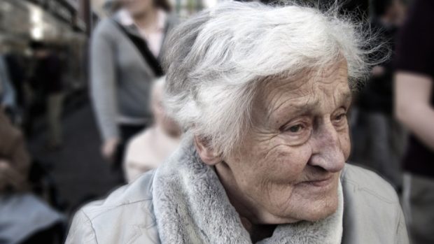 Alzheimerovou chorobou trpí v Česku přes sto padesát tisíc lidí, nejčastěji postihuje lidi staršího věku (ilustrační foto)