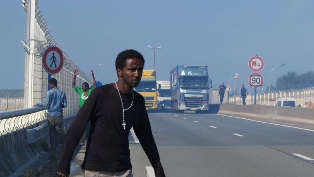 Migranti v Calais se dál snaží dostat do nákladních aut směřujících do Británie