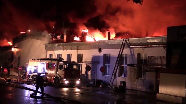 S požárem skladů v Moskvě bojovalo asi 450 hasičů, 8 jich nepřežilo.