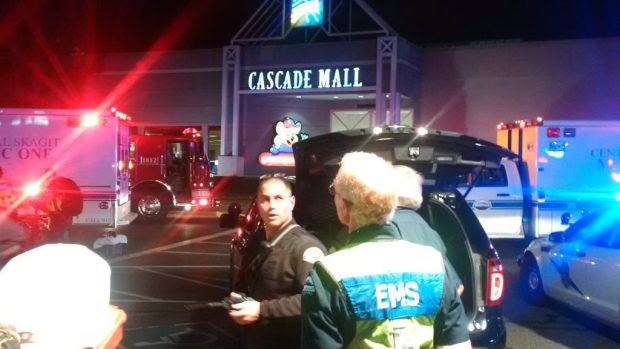 Záchranáři stojí před obchodním centrem, kde útočník zastřelil čtyři lidi