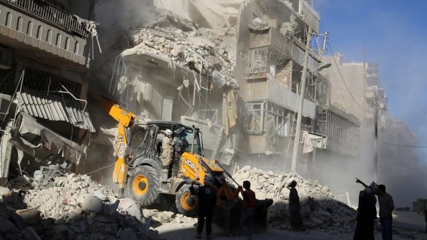 Obyvatelé Aleppa odklízí sutiny