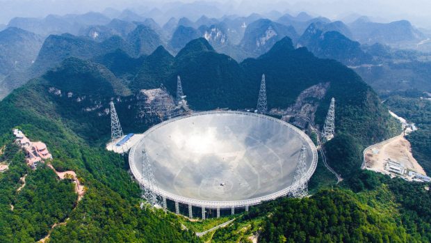 Čínský teleskop FAST je největší na světě