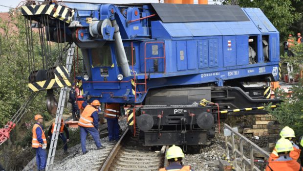 Ve Vnorovech na Hodonínsku, kde začali dělníci 23. září dávat zpět na koleje nehodový vlak s jeřábem (na obrázku), který jel vyprostit havarovaný osobní vlak, opět vykolejila lokomotiva