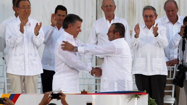 Kolumbijský prezident Juan Manuel Santos a šéf povstalecké skupiny FARC Timochenko po podpisu mírové dohody