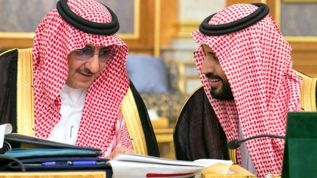 Kdo usedne na saúdskoarabský trůn? Korunní princ Mohamed bin Nájif (vlevo), nebo mladší Mohamed bin Salmán?