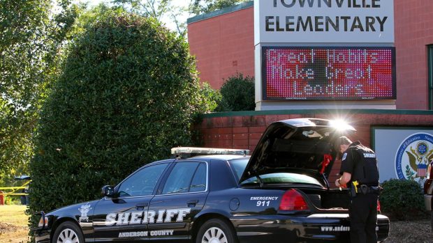 Před střelbou na základní škole v Townhillu útočník podle policie zabil svého otce