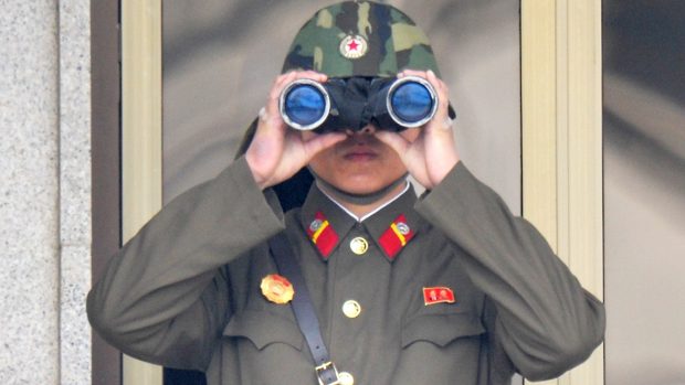 Severokorejský voják na hranici s Jižní Koreou (ilustrační foto z 2013).