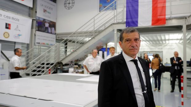 Michele Catalano při otevření své tiskárny 20 měsíců po útoku