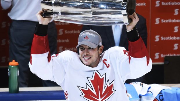 Kapitán kanadského týmu Sidney Crosby drží nad hlavou trofej