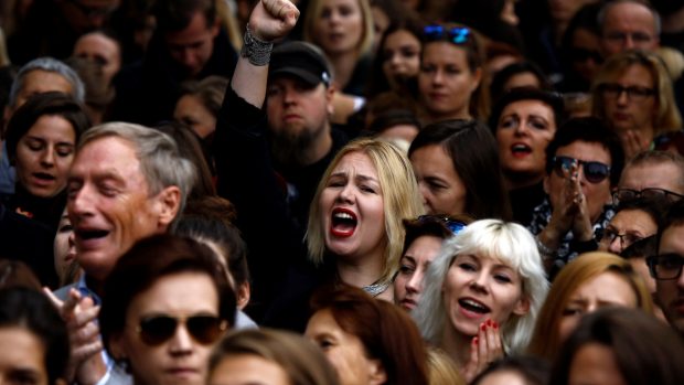 Lidé protestují proti zákazu interrupcí před polským Sejmem