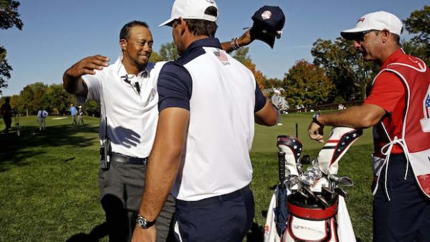 Asistent kapitána týmu USA Tiger Woods (vlevo) se raduje s Brooksem Koepkou