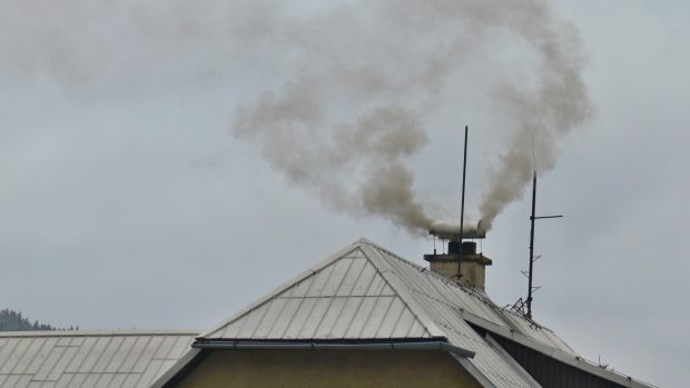 Se začátkem topné sezóny se města na jihu Polska připravují na boj se smogem. Ilustrační foto.