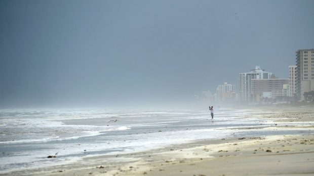 Floridskou Dayton Beach bičuje vítr spojený s hurikánem Matthew